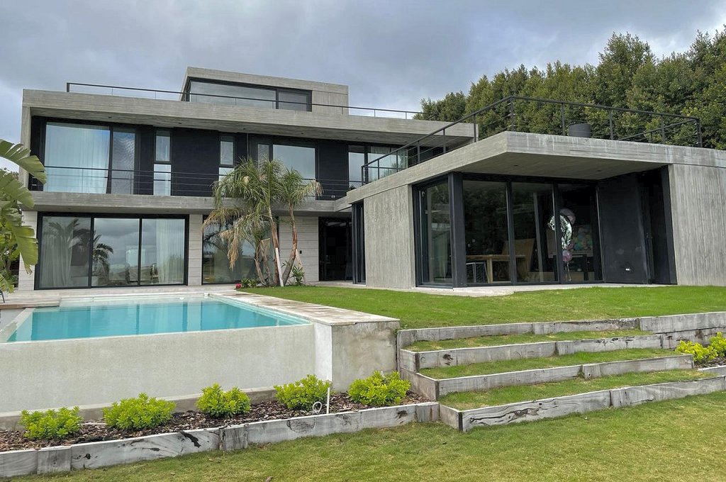 Puertas y Ventanas de PVC aberturas con perfiles REHAU Tigre